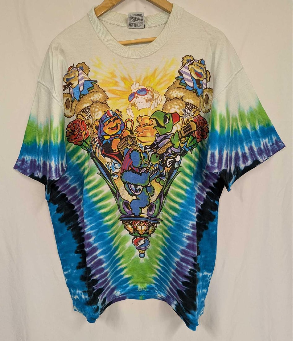 Liquid Blue Grateful Dead Pyramid Bears Shirt XL: Liquid Blue Grateful Dead Pyramid Bears Shirt XL. This shirt does not appear to have ever been worn. 100% Cotton. Please note, it does not come with the hanger seen in the image. Folded, the shirt is 