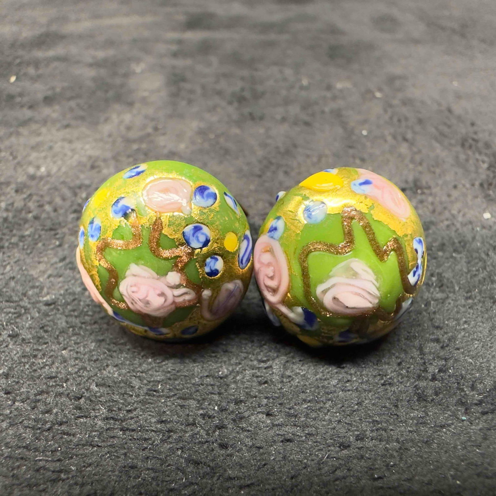 Murano Venetian Art Glass Lamp Work Green Floral Accents Circle Bead Earrings D7: Murano Venetian Art Glass Lamp Work Green Floral Accents Circle Bead Earrings D7. Earrings with green glass beads with beautiful designs on each. The earrings feature gold toned accents. The earrings 