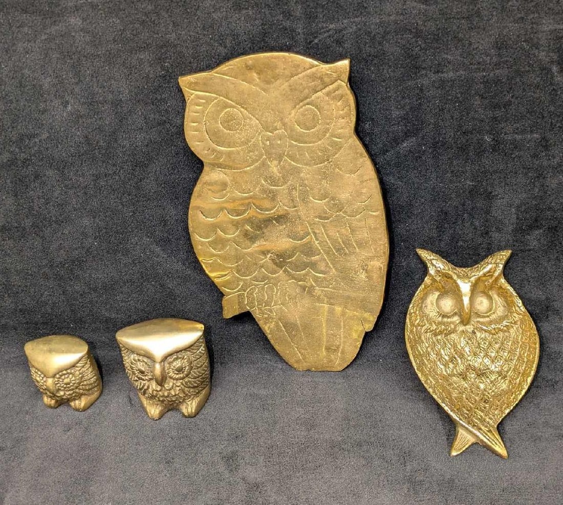 Vintage Brass Owl Figurines Trivet And Holder: Vintage Brass Owl Figurines Trivet And Holder. This lot includes: (1) Brass Owl Figurine. This is approx 2" x 2 3/8" x 2 1/4". (1) Smaller Brass Owl Figurine. This is approx 1 3/8" x