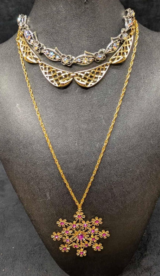 Vintage Coro And Unmarked Silver And Gold Tone Necklaces Lot Of 3: Vintage Coro And Unmarked Silver And Gold Tone Necklaces Lot Of 3. This lot includes: (1) Unsigned Gold Tone Faux Gem Necklace And Pendant. The necklace is approx 24". The pendant is approx 2 3/4