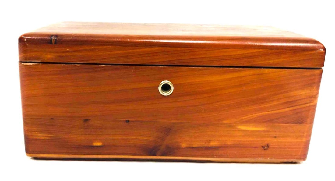 Quinn. Miller & Stroud Lane Cedar Chests Salesman Display Chest: This lot contains a Quinn. Miller & Stroud Lane Cedar Chests Salesman Display Chest. It is approx 9" x 4 1/2" x 4 1/2" and it weighs about 1lb. Overall the display chest is in good used condition with