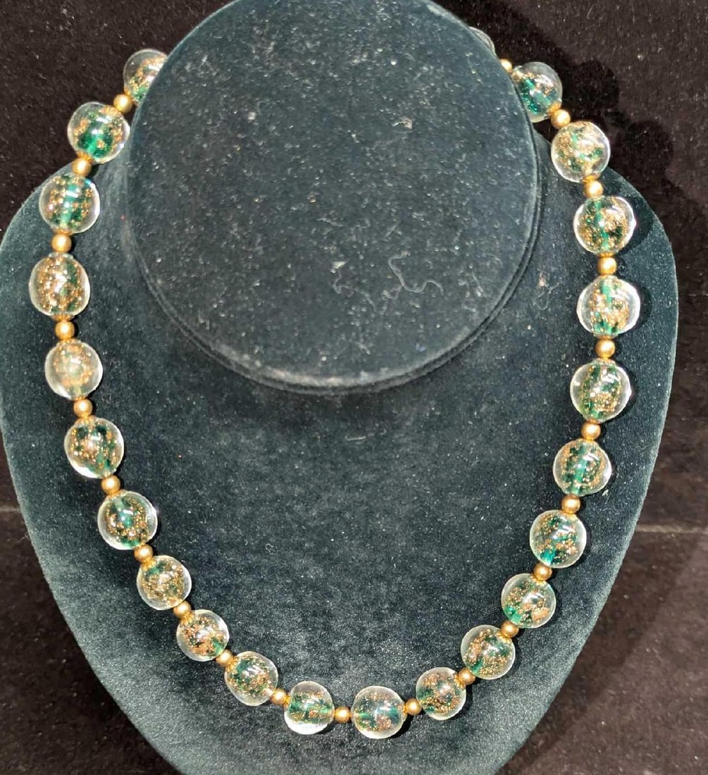 Vintage Italian Murano Green And Gold Art Glass Bead Necklace OO: Vintage Italian Murano Green And Gold Art Glass Bead Necklace OO. Glass beads with hand painted designs. Is approx 17" and it weighs 0.14lb. 