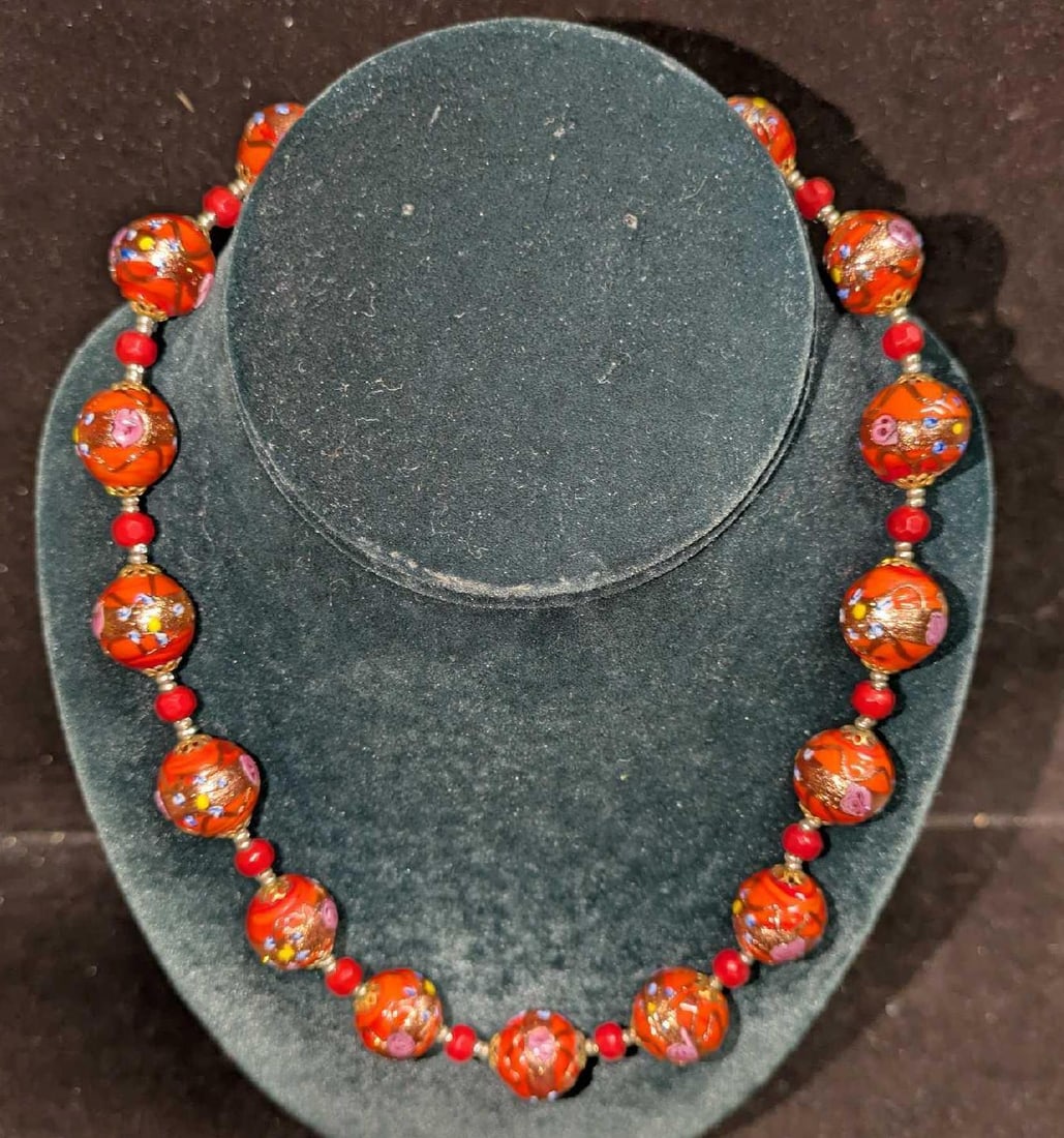Vintage Italian Murano Red And Gold Art Glass Bead Necklace IIII: Vintage Italian Murano Red And Gold Art Glass Bead Necklace IIII. Is approx 18" and it weighs 0.15b.
