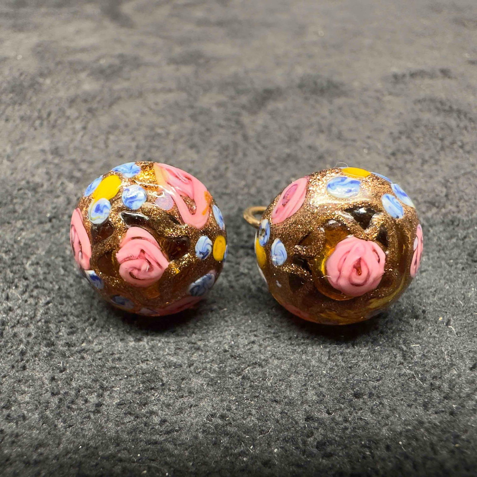 Murano Venetian Art Glass Lamp Work Amber Brown Round Copper Beaded Earrings D57: Murano Venetian Art Glass Lamp Work Amber Brown Round Copper Beaded Earrings D57. Earrings with amber brown glass beads with beautiful designs on each. The earrings feature copper colored accents. The