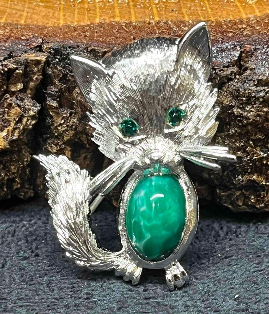 Vintage Signed Monet Silver Tone Cat Brooch With Green Rhinestone (1 of 6)