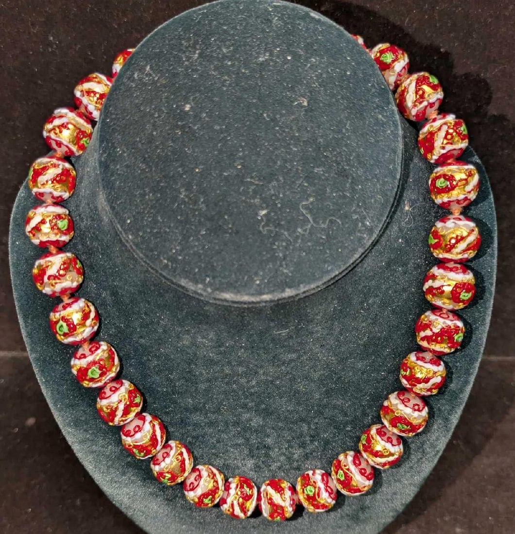Vintage Italian Murano Red And Green Art Glass Bead Necklace UU: Vintage Italian Murano Red And Green Art Glass Bead Necklace UU. Glass beads with hand painted designs. Is approx 17" and it weighs 0.19lb.