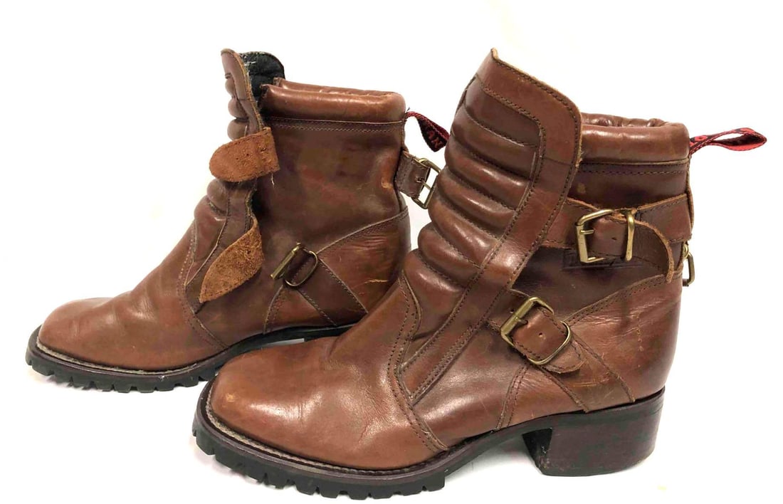 Durango Leather Boots: This lot contains Durango Leather Boots. Made in Brazil. The boots are a size 9 1/2" and they weigh about 3.5lbs. Overall the Boots are in good used condition with some light wear from