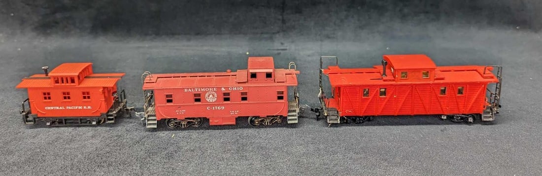 3 Vintage HO Scale Red Cabooses (1 of 8)