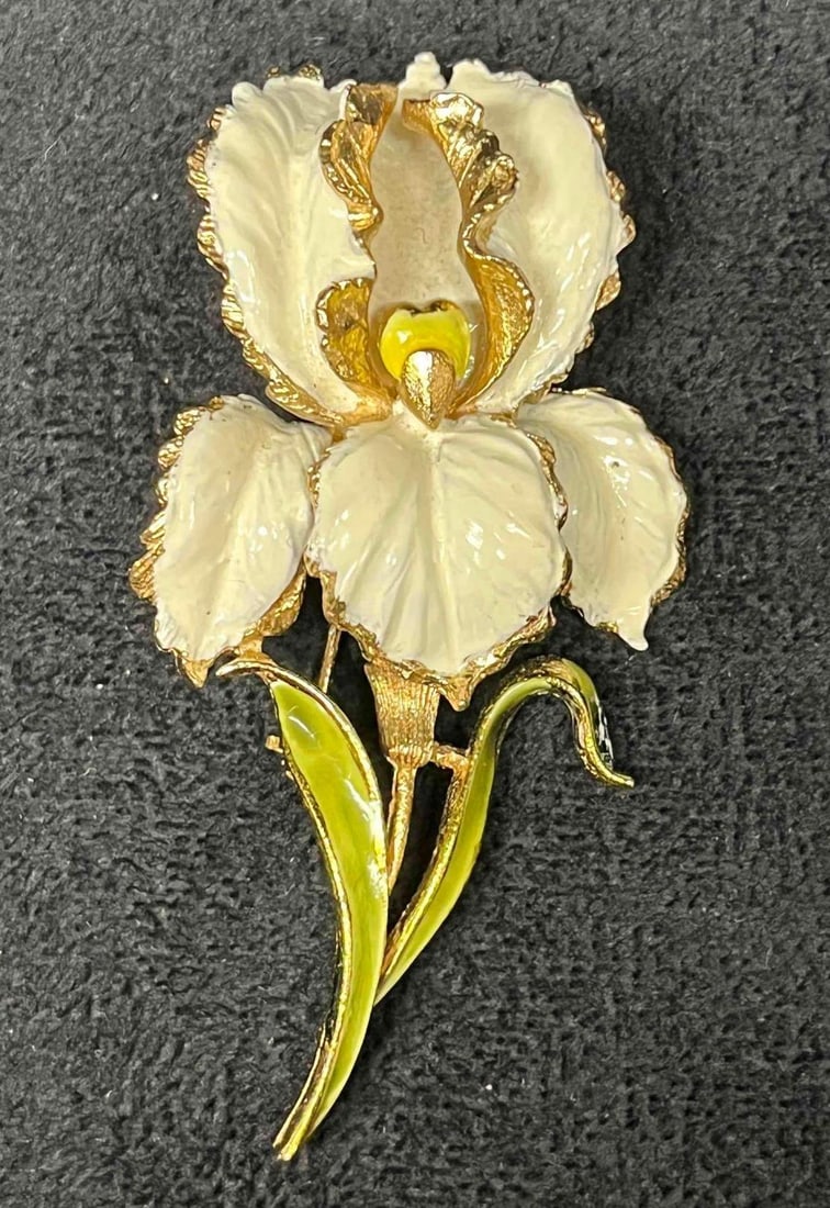 Signed Vintage Coro Craft Gold Tone White Calla Lily Brooch: This lot contains a Signed Vintage Coro Craft Gold Tone White Calla Lily Brooch. It is approx 3" x 1 1/2" x 3/4". Total weight is approx 0.8oz. Overall the brooch is in good pre owned condition with s