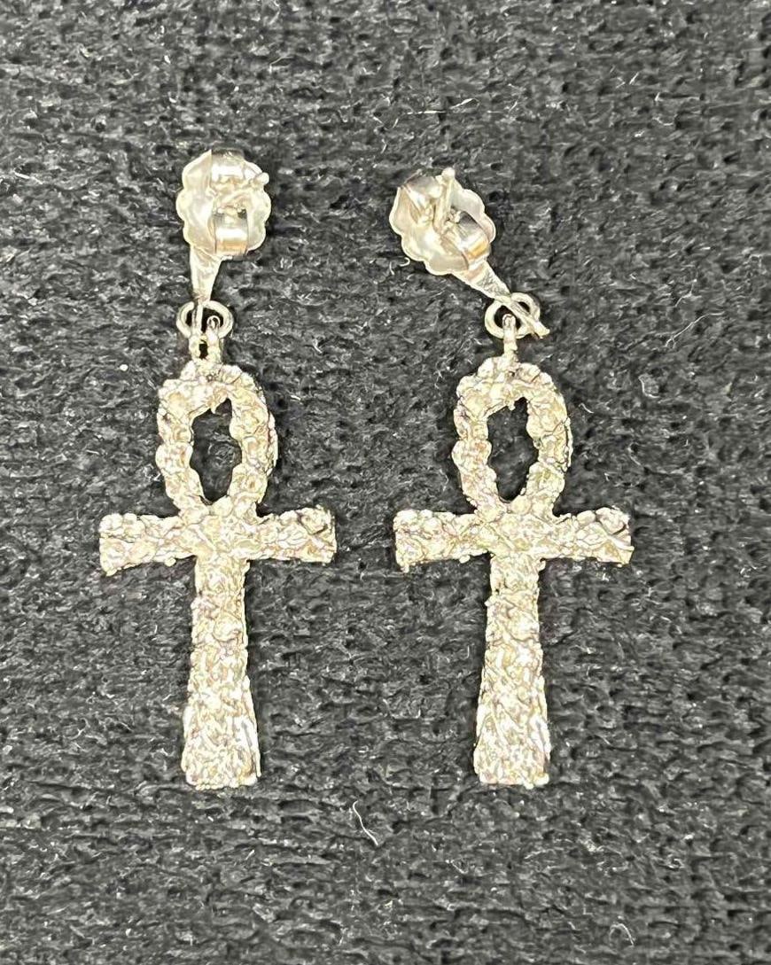 Signed Vintage Crown Trifari Silver Tone Cross Earrings: This lot contains a Signed Vintage Crown Trifari Silver Tone Cross Earrings. Each earring is approx 1 1/2" x 1/2" x 1/4". Total weight is less than 1oz. Overall the Vintage Crown Trifari ea