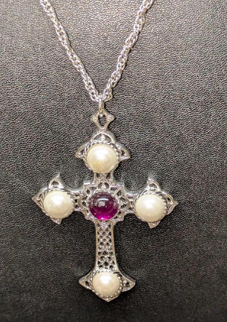 Sarah Coventry Crusader Cross Silvertone Pendant And Necklace (1 of 4)