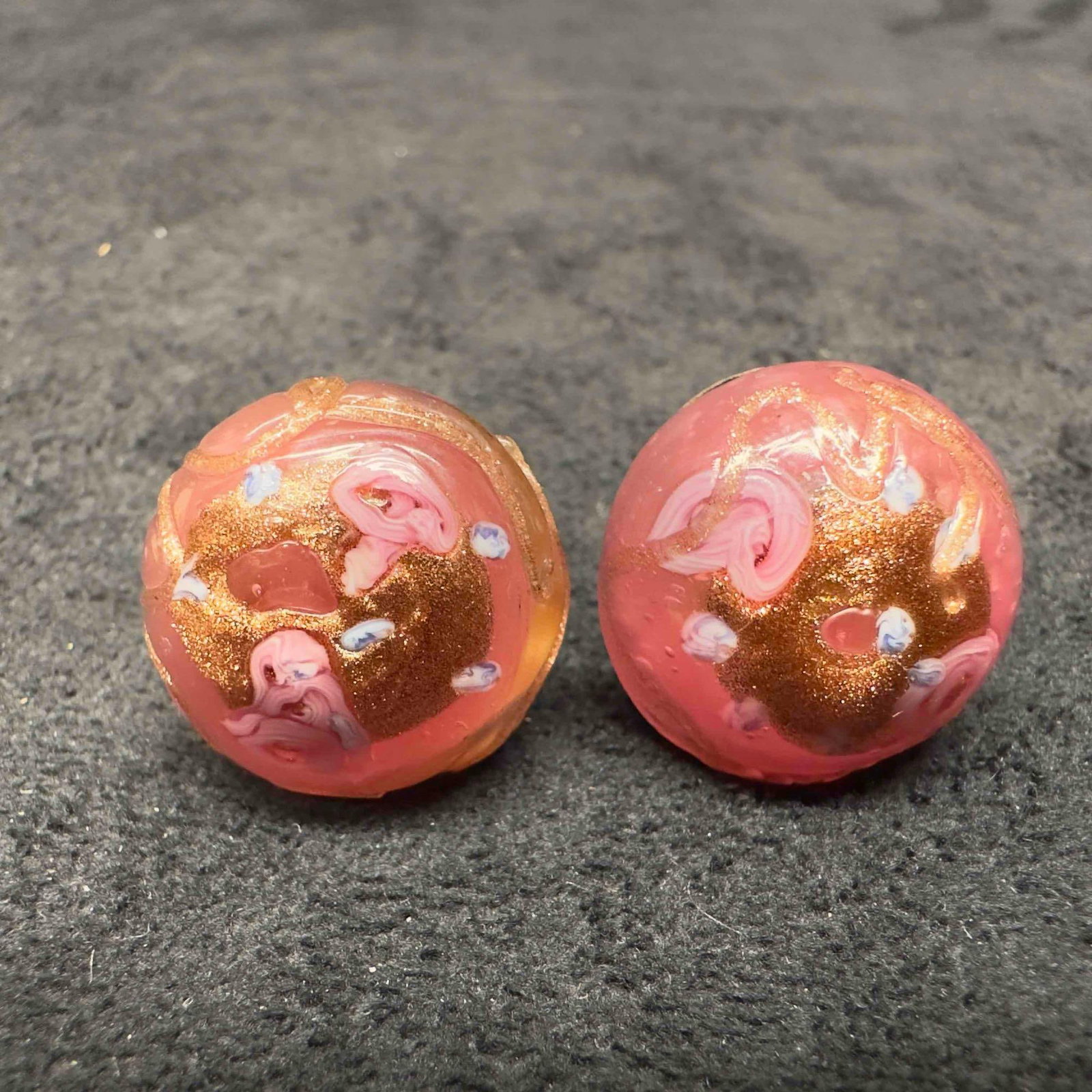 Murano Venetian Art Glass Lamp Work Pink Copper Floral Accents Circle Bead Earrings F38: Murano Venetian Art Glass Lamp Work Pink Copper Floral Accents Circle Bead Earrings F38. Earrings with pink glass beads with beautiful designs on each. The earrings feature floral and copper colored a