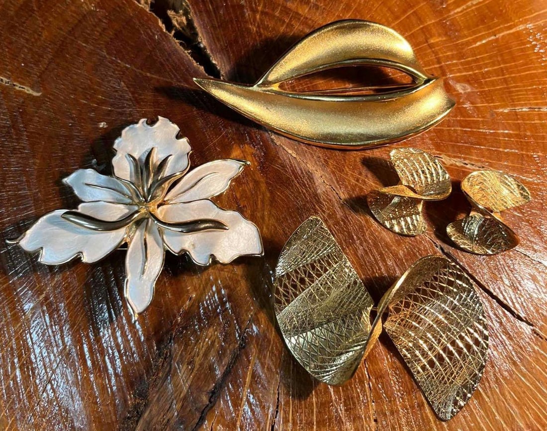 Gold Tone Vintage Sarah Coventry Brooch & Earring Set + Two Brooches (1 of 11)