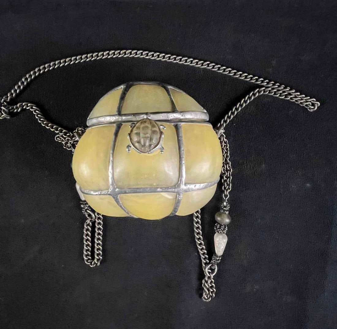 Maya Evangelista Handmade Purse Sterling: Maya Evangelista Handmade Purse Sterling Vintage Maya resin shoulder purse that is handmade using sterling silver. There are soldered sterling silver on the hardware. Gorgeous resin purse Maya Evangel