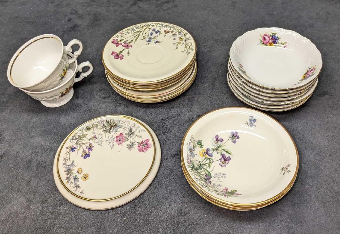 Royal Kent And Krautheim Selb Bavaria Bowls Cups Saucers: Royal Kent And Krautheim Selb Bavaria Bowls Cups Saucers. This lot includes: (7) Retired Royal Kent RKT6 Dessert Bowls. Each is approx 5 1/4" x 5 1/4" x 1 1/4" and the total weight is 2.16