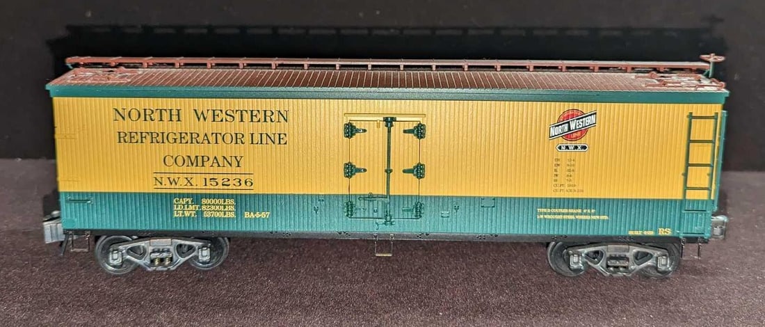 K-Line O Gauge Chicago & NorthWestern Wood-Sided Reefer: K-Line O Gauge Chicago & NorthWestern Wood-Sided Reefer. This is approx 11" x 2 1/2" x 3". This comes in its original box that is approx 15 5/8" x 3 1/4" x 5 3/4" and it we