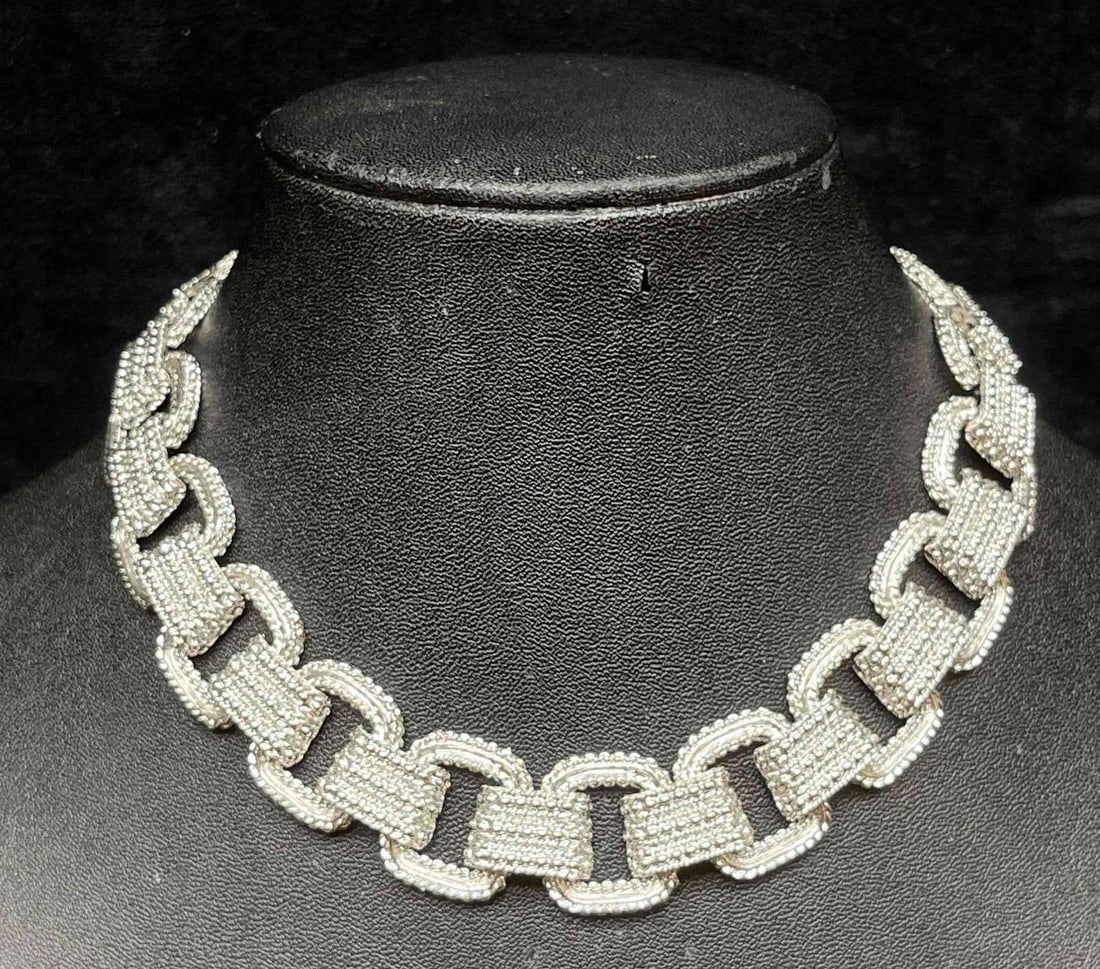 Vintage Signed Monet Silver Tone Necklace: This lot contains a Vintage Signed Monet Silver Tone Necklace. It is approx 16" long unclasped. Total weight is approx 2.7oz. Overall the Vintage Monet Necklace is in excellent pre owned condition wit