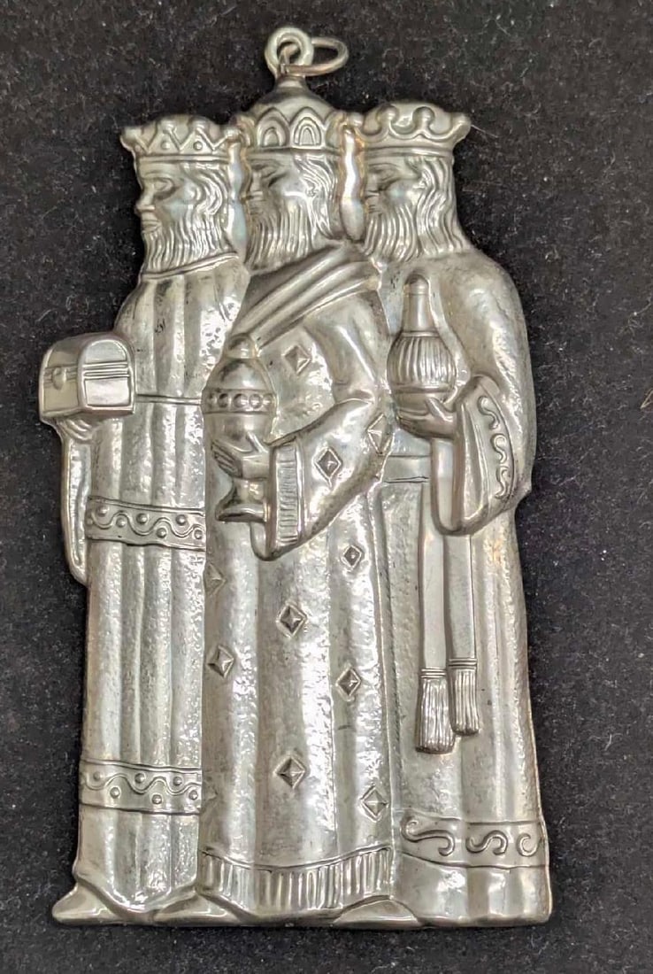 1982 Gorham Three Wisemen Sterling Silver Ornament: 1982 Gorham Three Wisemen Sterling Silver Ornament. This piece of jewelry has been tested and researched prior to listing. Please view all our pictures they are part of our description. DETAILS: Meta