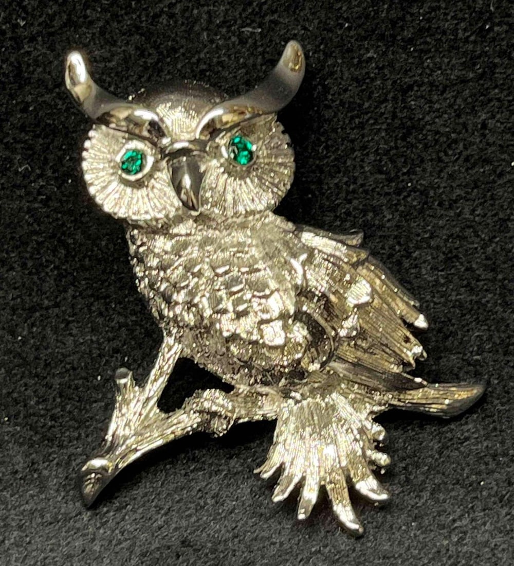 Signed Vintage Silver Tone Monet Owl Brooch With Green Rhinestones Eyes: This lot contains a Signed Vintage Silver Tone Monet Owl Brooch With Green Rhinestones Eyes. It is approx 1 1/4" x 1 1/4" x 1/2". Total weight is 0.5oz. Overall the Brooch is in excellent pre own