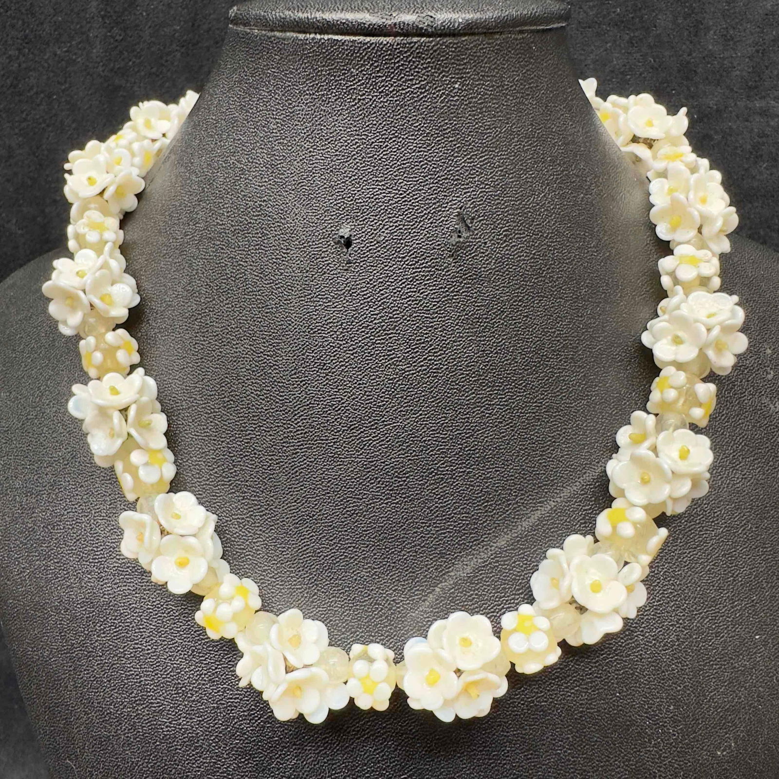 Costume Jewelry White Flower Shaped Crystal Art Glass Beaded Necklace H36 (1 of 8)