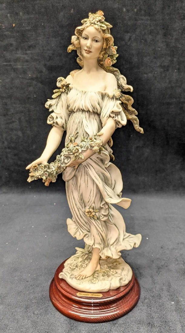 Members Only Giuseppe Armani Flora Capodimonte Figurine: Members Only Giuseppe Armani Flora Capodimonte Figurine. This is approx 5" x5" x 14 3/8". This was originally released for the "Armani Collectors Society" in 1994. Comes in its original box that is ap