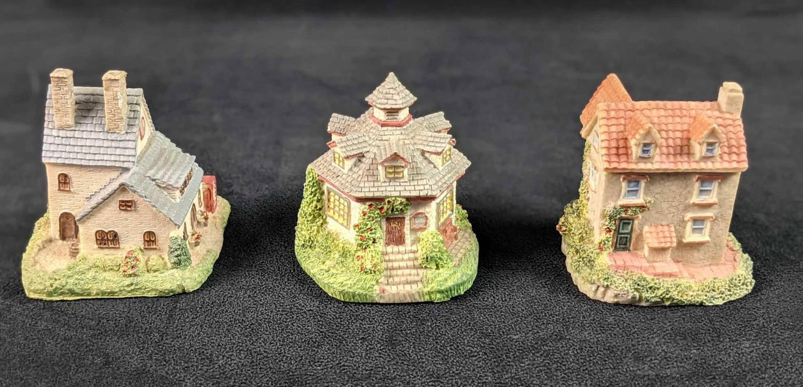 Cornwall Collectors Lot Of 3 Inn Pub Tea Room: This lot includes: (1) The Swan Inn. Was released in 1992. Is approx 3" x 2 1/2" x 3" (1) Silver Spoon Tea Room. Was released in 1992. Is approx 3" x 3" x 3' (1) Blue Lion Pub.