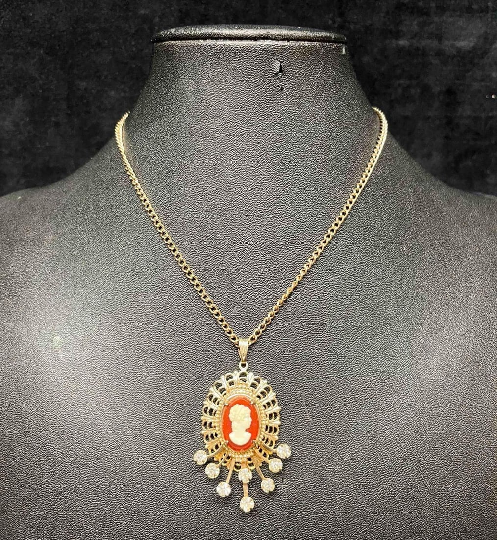 Unique Gold Tone Cameo Pendant Necklace With Rhinestones: This lot contains a Unique Gold Tone Cameo Pendant Necklace With Rhinestones. It is approx 9 3/4" long when clasped. Total weight is approx 12 grams. Overall the Unique Gold Tone Cameo Pendant Necklac