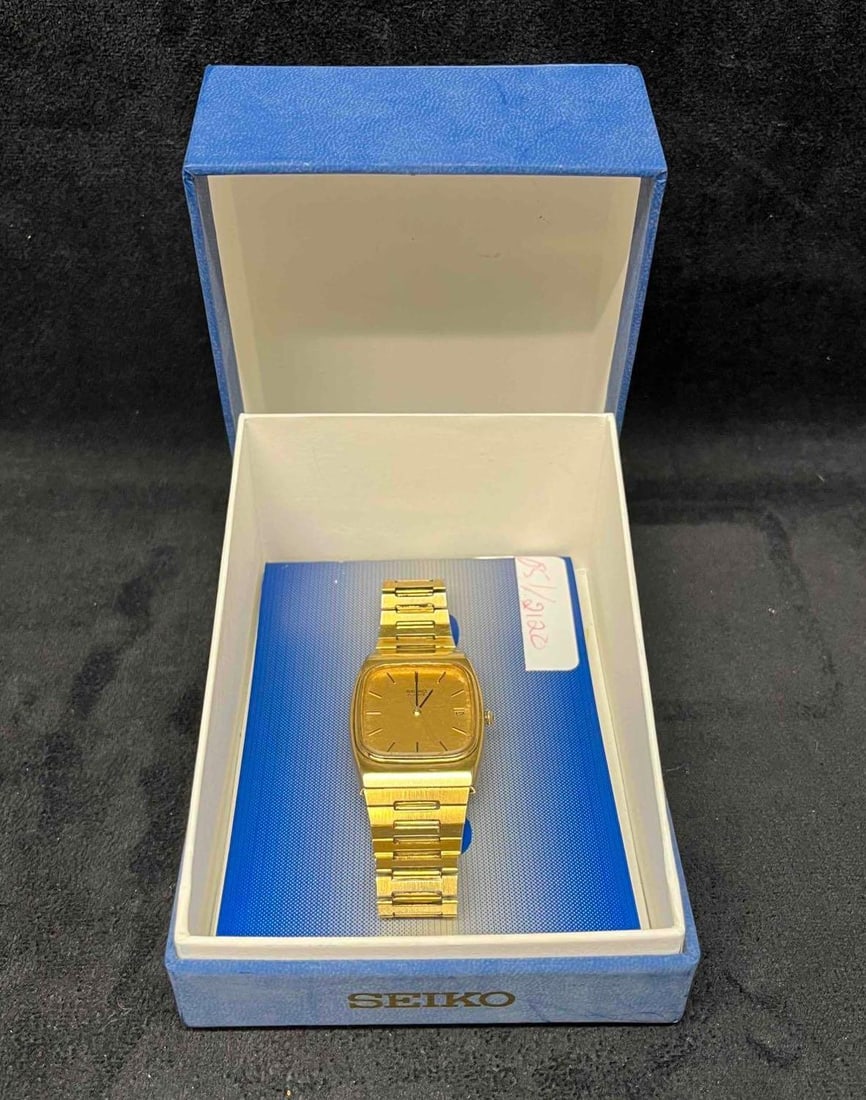 Vintage Seiko Gold Tone Watch In Original Box: This lot contains a Vintage Seiko Gold Tone Watch In Original Box. The original box is approx 5" x 3 3/4" x 2 3/4". Total weight in the original box 8oz. Overall the Seiko watch is in good used condit