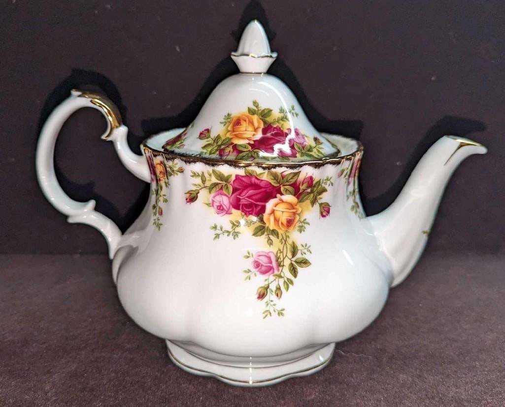 Royal Albert Old Country Roses Bone China Teapot With Lid: Royal Albert Old Country Roses Bone China Teapot With Lid. This is approx 10 1/2" x 7" x 8" and it weighs 1.93lb. The teapot has no chips or cracks.