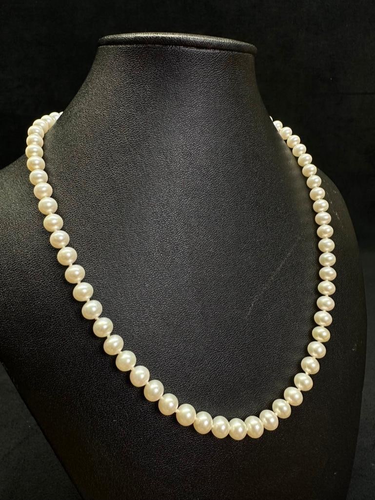 14k Gold Clasp Cultured Pearl Necklace: This piece of jewelry has been tested and researched prior to listing. Please view all our pictures they are part of our description. DETAILS: Metal - 14k Gold Color - Yellow Gold Stones - Cultured F