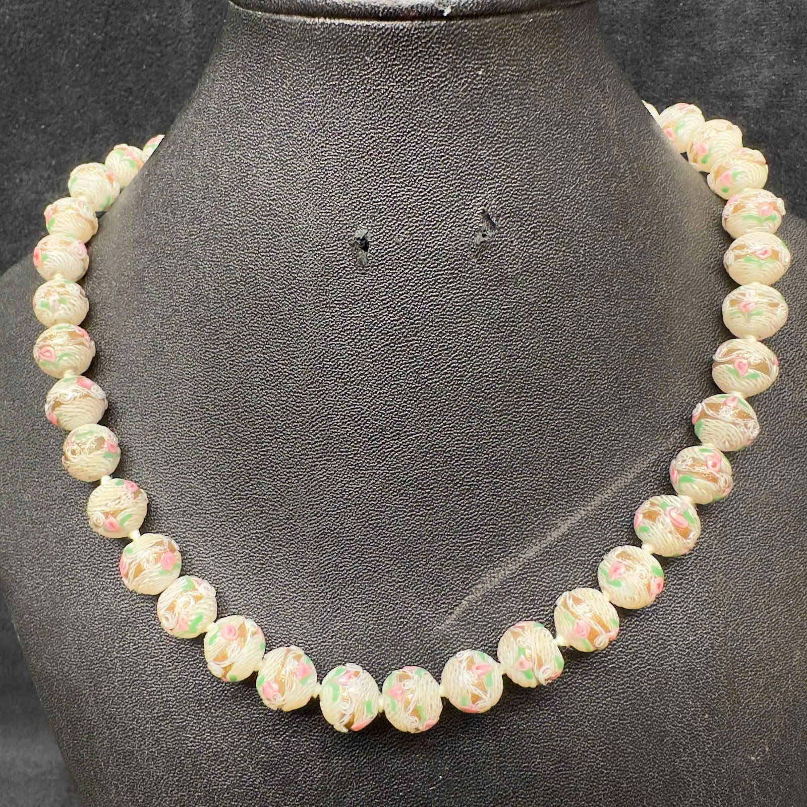 Murano Venetian Lamp Work Glass Art White Pink Floral Round Bead Necklace E84: Murano Venetian Lamp Work Glass Art White Pink Floral Round Bead Necklace E84. Necklace with white colored glass beads with a beautiful hand painted design on each. The necklace features floral pink c