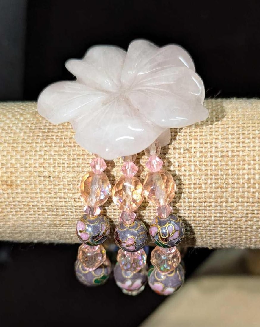 Vintage Hand-Carved Rose Quartz Flower Bracelet: Vintage Hand-Carved Rose Quartz Flower Bracelet. With cloisonne beads and clear pink beads. This is approx 1 1/2" x 3" x 3" and it weighs 0.11lb.