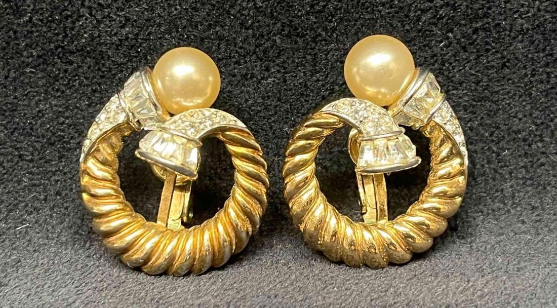Signed Vintage Crown Trifari Gold Tone Earrings With Rhinestones & Faux Pearl: This lot contains a pair of Signed Vintage Crown Trifari Gold Tone Earrings With Rhinestones & Faux Pearl. Each earring is approx 1 1/4" x 1" x 1/2". Total weight is approx 0.5oz. Overall the Vin