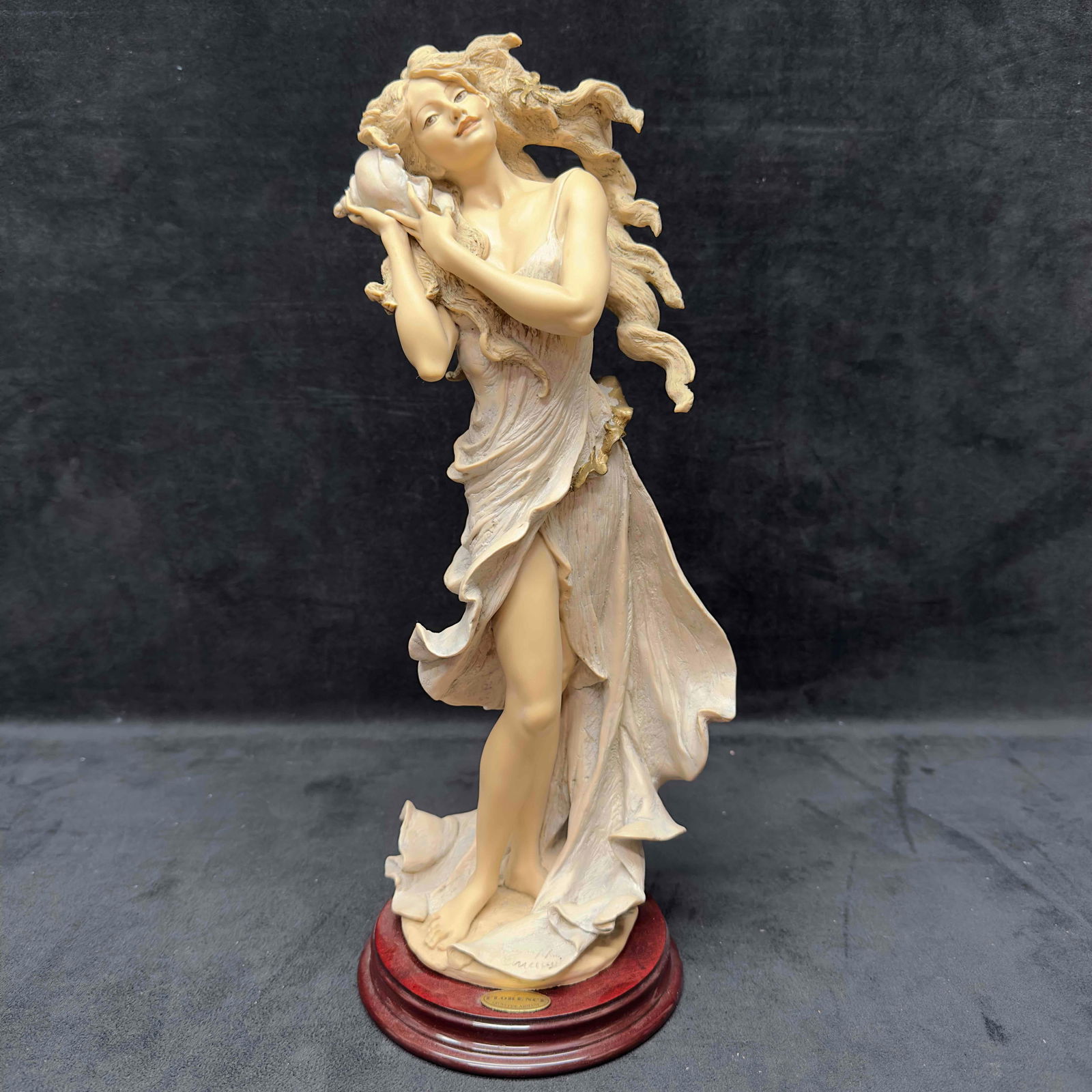 Giuseppe Armani Sea Song 0863T Lady and Shell Capodimonte Porcelain Figurine R120: Giuseppe Armani Sea Song 0863T Lady and Shell Capodimonte Porcelain Figurine. Includes the original box. This Armani figurine is a medium-sized porcelain piece from the Art Nouveau style. It features