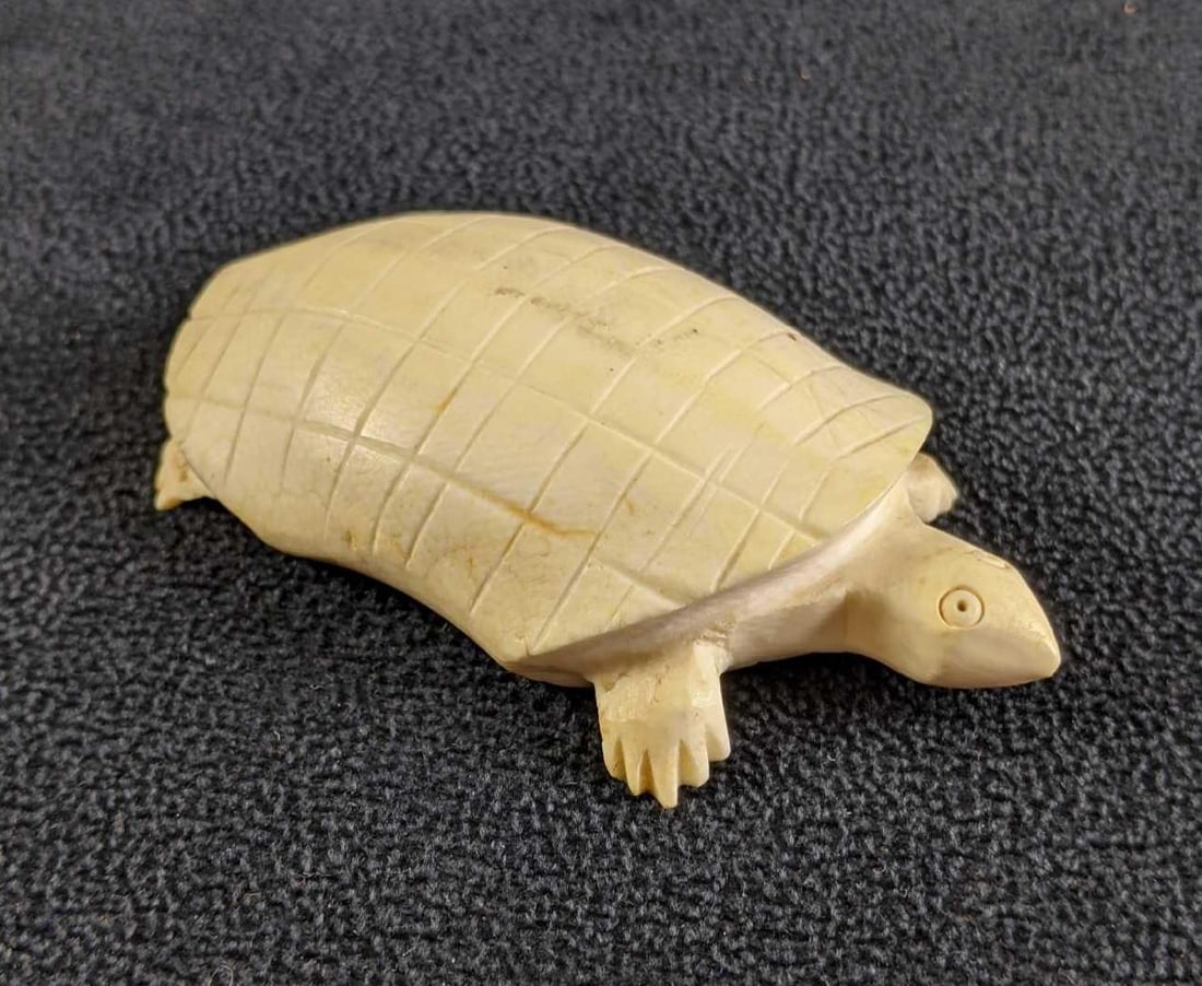 Antique Bone Hand Carved Turtle: Antique Bone Hand Carved Turtle This is a turtle carved out of rare bone. The turtle carving is in good condition with no major damage such as breaks. This turtle is carved using retired materials and