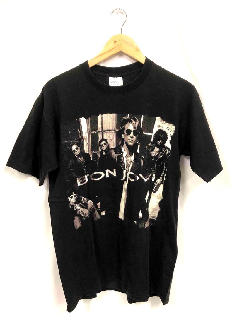 Vintage Bon Jovi Keep The Faith Band T-Shirt 1992: This lot contains a Vintage Bon Jovi Keep The Faith Band T-Shirt 1992. 100% Cotton. The Brockum Group Brand. Made in the U.S.A. The T-Shirt is a size Large and it weighs about 0.4lbs. Overall the