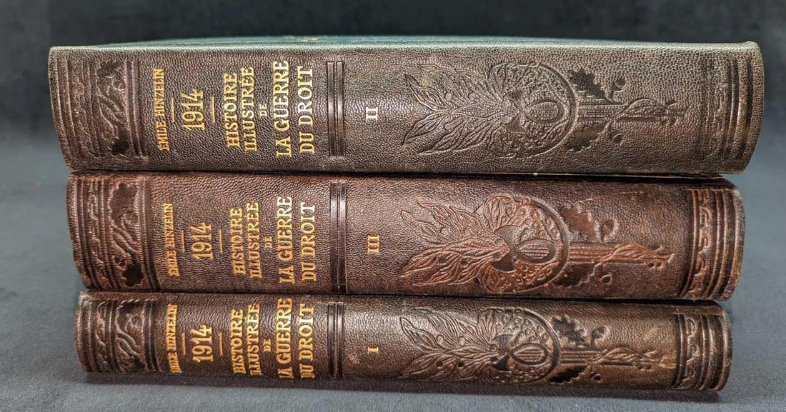 Histoire Illustrée De La Guerre Du Droit 3 Volumes: Histoire Illustrée De La Guerre Du Droit 3 Volumes. By Emile Hinzelin and was published by Aristide Quillet Bookshop (Paris) in 1914. The stack of books is approx 8 5/8" x 6" x 11 1/4" and the total 