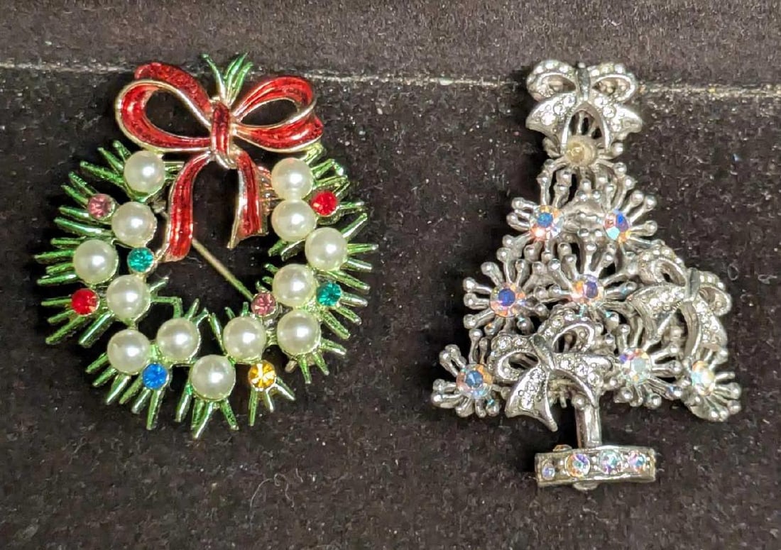 Christmas Holiday And Wreath Brooches Kirks Folly: Christmas Holiday And Wreath Brooches Kirks Folly. This lot contains: (1) Christmas Holiday Wreath Brooch Pin. Made of a gold tone metal, faux peals enamel and faux pearls. This is approx 1 1/2" x