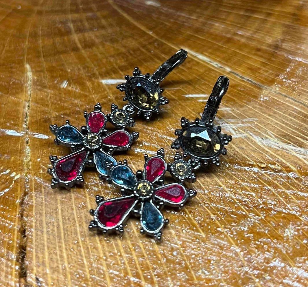 Vintage Signed Joan Rivers Rhinestone Drop Earrings: This lot contains a pair of Vintage Signed Joan Rivers Rhinestone Drop Earrings. Fits in a small 3 1/4" x 2 1/2" plastic bag. Earring is 1 3/4" x 1/2" x 1/2". Total weight is 0.2oz. Overall the