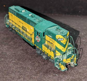 Athearn HO Scale Diesel Locomotive 1652: Athearn HO Scale Diesel Locomotive 1652. Has plastic construction, plastic trucks, knuckle couplers, metal wheels and axles and a motor. Untested. This is approx 8" x 1 1/2" x 2" and it weighs 0.66lb.