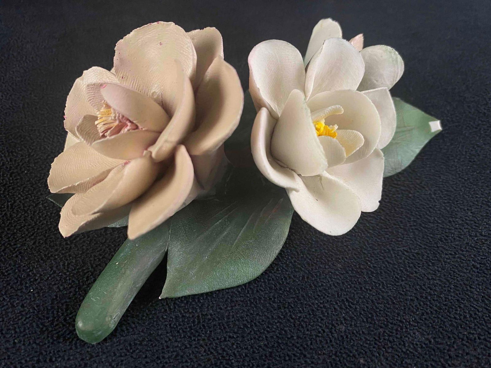 Capodimonte Franklin Mint Yorks & Lancaster Roses Porcelain: Capodimonte Franklin Mint Yorks & Lancaster Roses Porcelain Authentic Capodimonte Hand Made Hand Painted Made In Italy 6" x 3" 10 oz In Good Condition with a chip on one green