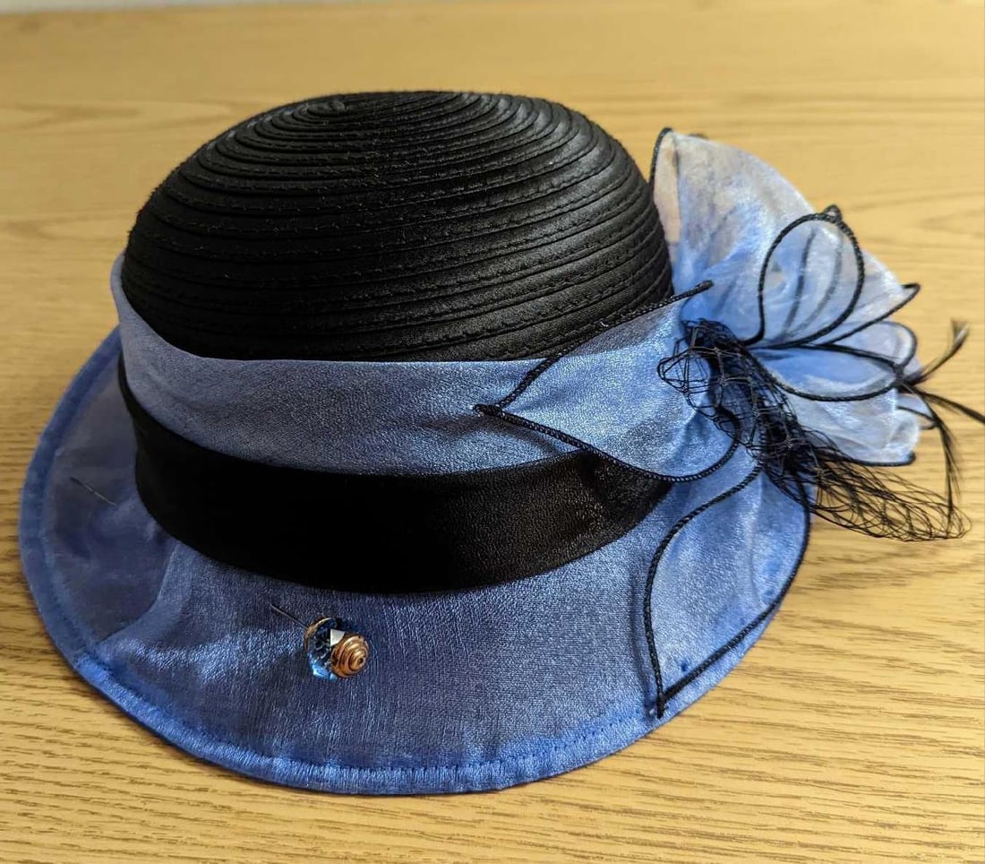 Janey & Rubbins Derby Cloche Hat: Janey & Rubbins Derby Cloche Hat. Retro 1920s Style. Is approx 10" x 10" x 5" and it weighs 0.20lb. Even has a hat pin. Is in a good, unused condition with no known damage.