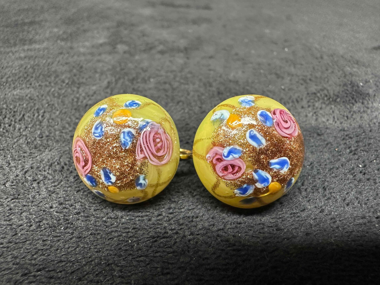 Murano Venetian Art Glass Lamp Work Circle Cream Colored Flower Accent Earrings G74: Murano Venetian Art Glass Lamp Work Circle Cream Colored Flower Accent Earrings G74. Earrings with cream colored glass beads with beautiful designs on each. The earrings feature a paddle back clip on 