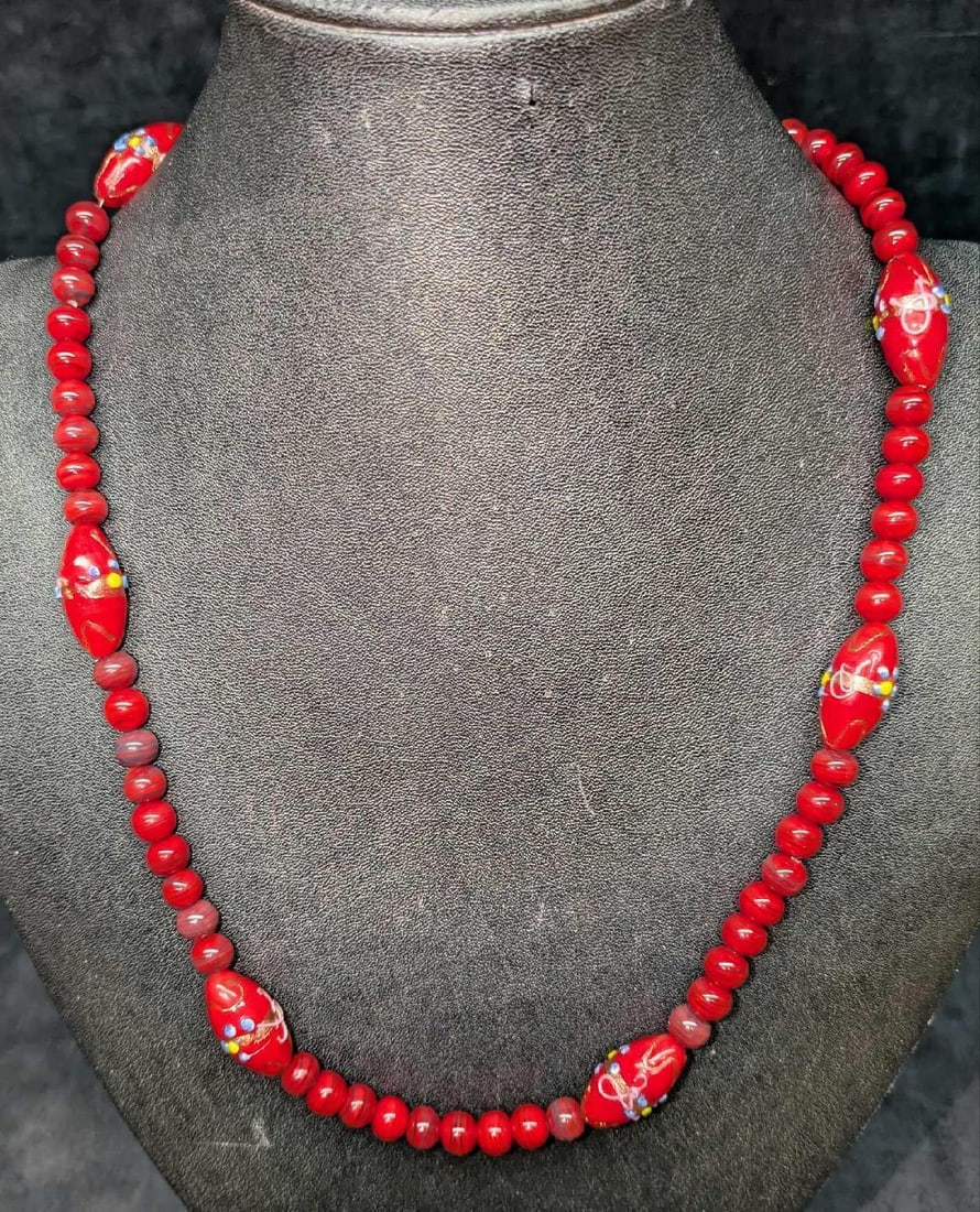 Vintage Italian Murano Art Red Glass Bead Necklace O: Vintage Italian Murano Art Red Glass Bead Necklace O. This is approx 24" and it weighs 0.14lb. Has a spring ring clasp. 