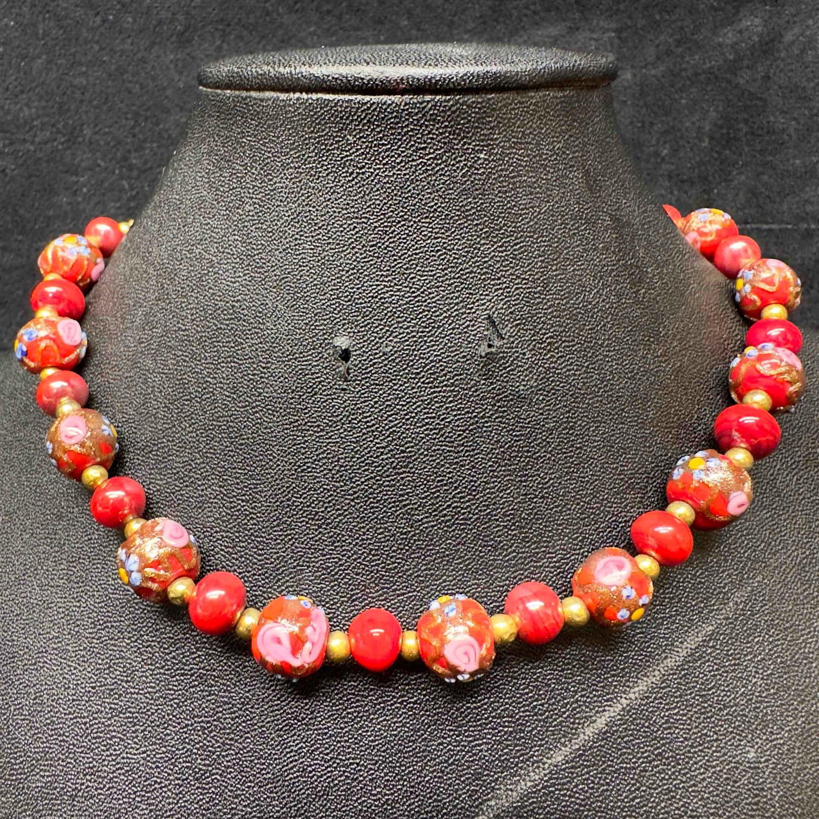 Venetian Murano Lamp Work Art Glass Bead Red Floral Gold Accents Beaded Necklace C47: Venetian Murano Lamp Work Art Glass Bead Red Floral Gold Accents Beaded Necklace C47. Necklace with red colored glass beads with beautiful designs on each. The necklace features floral accents. The ne
