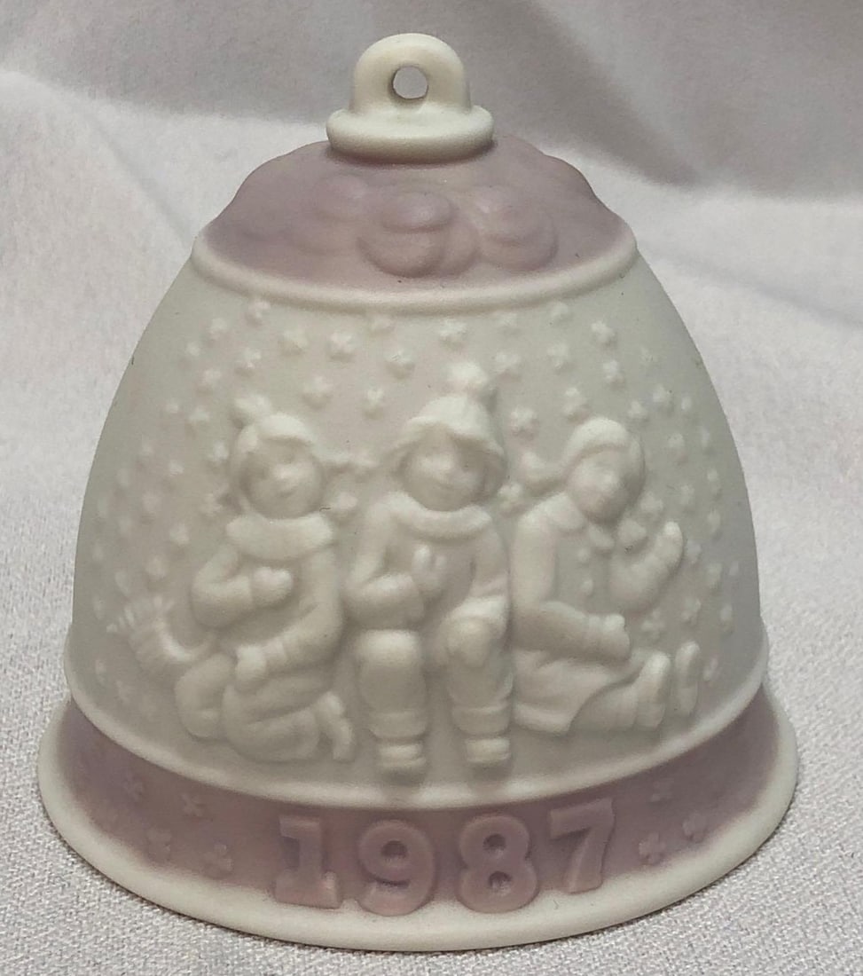 1987 Lladro #5458 Christmas Bell Ornament in Matte: This lot contains a 1987 Lladro #5458 Christmas Bell Ornament in Matte Finish. Retired. The item is approx 3" x 3" x 3" and weighs about 0.2lbs. Overall the Lladro is in good used condi