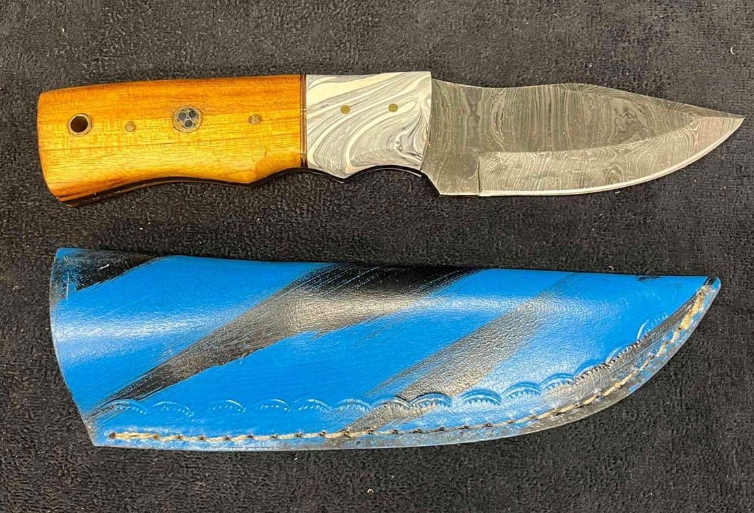 MHS Cutlery Steel Knife & Leather Sheath (P): This lot contains a MHS Cutlery Steel Knife & Leather Sheath (P). It is approx 9 1/4" x 2 1/2" x 3/4" in the sheath. Total weight is 8.4oz. Overall the Knife and Sheath are in excellent condition as t