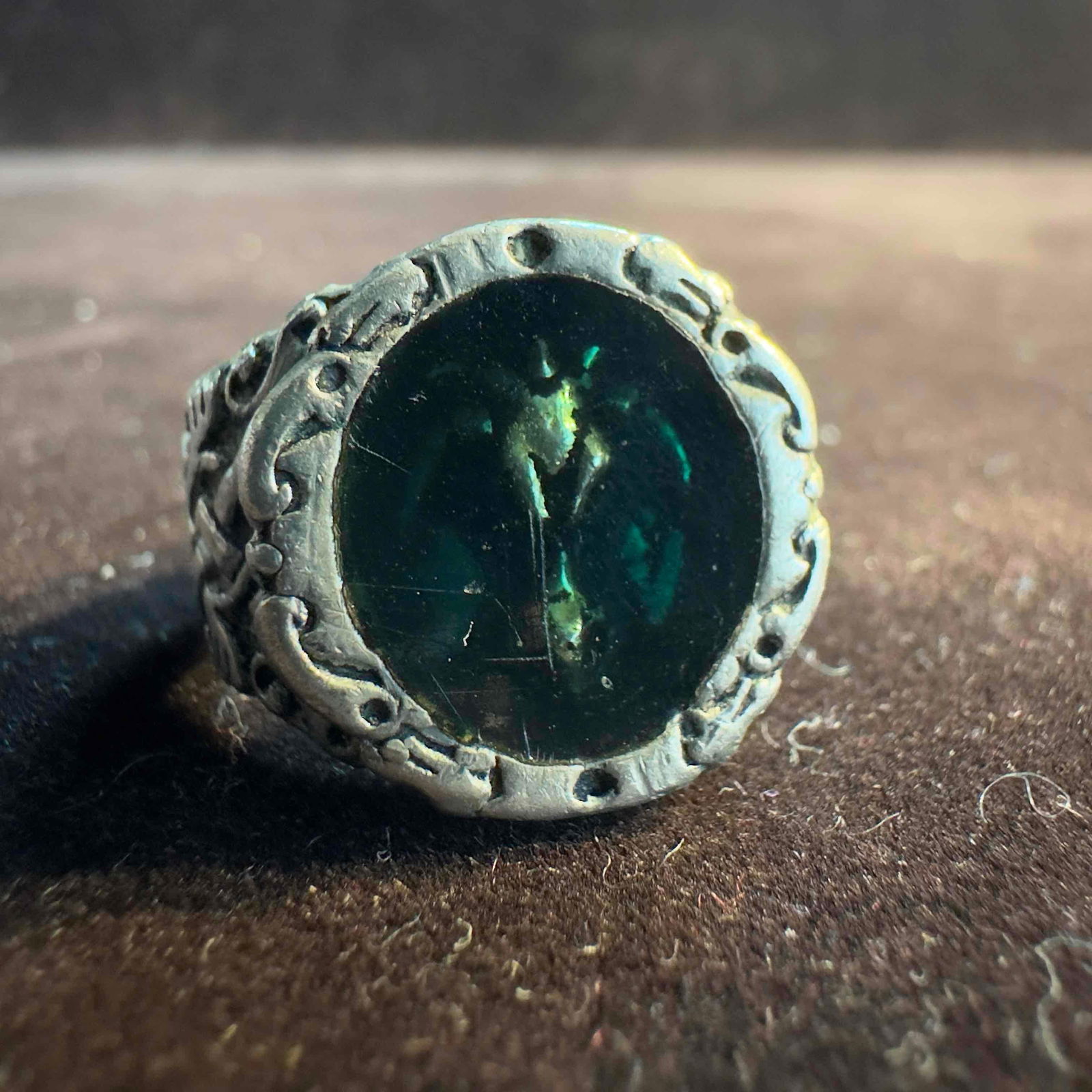 Alchemy Gothic Dragon Celtic Knots Ring England Vintage Retired 2001 Size 7: Alchemy Gothic Dragon Celtic Knots Ring England Vintage Retired 2001 Size 7. This pewter ring features a green epoxy with a dragon accent. This item is in pre-owned, previously displayed condition wit