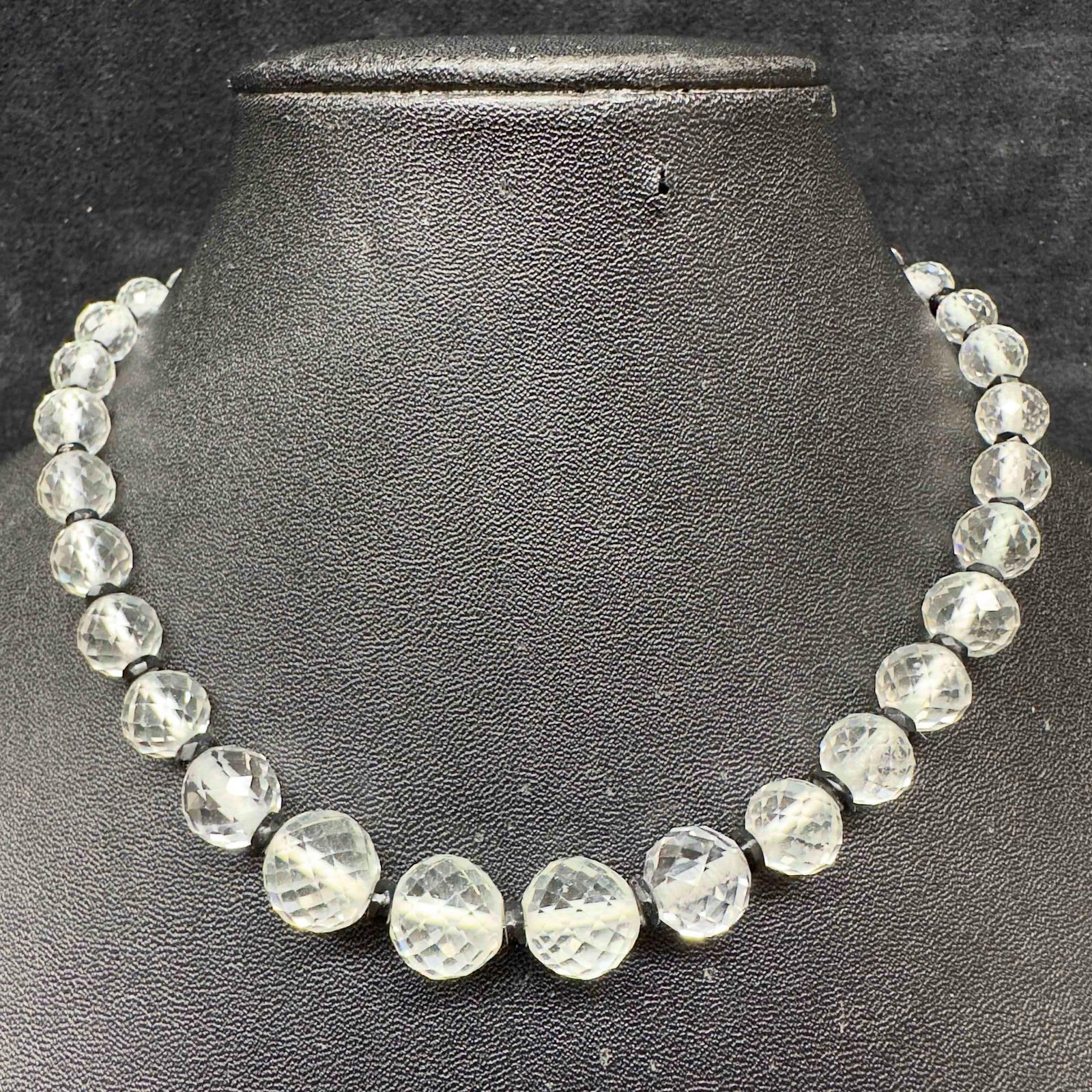 Clear Crystal Art Glass Round Faceted Bead Costume Jewelry Beaded Black Accents Necklace G95: Clear Crystal Art Glass Round Faceted Bead Costume Jewelry Beaded Black Accents Necklace G95. Necklace clear glass beads with beautifully shaped designs on each. The necklace features a fish hook clas