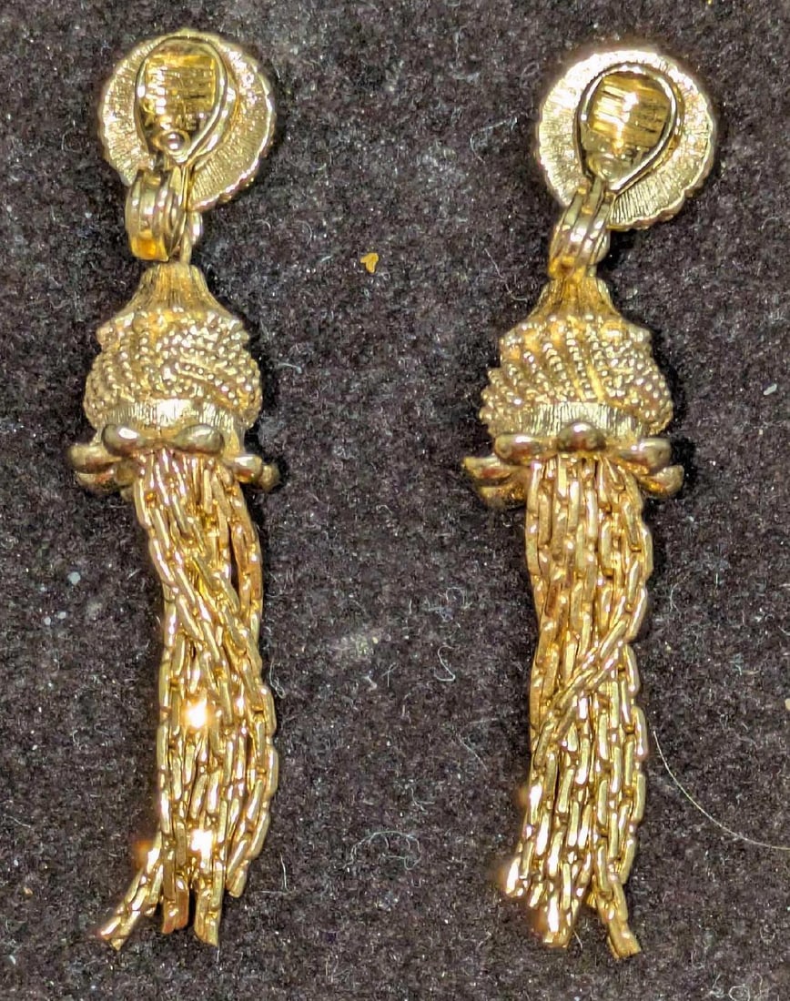 Vintage Monet Traviata Pagoda Tassel Drop Clip On Earrings: Vintage Monet Traviata Pagoda Tassel Drop Clip On Earrings. Each gold tone earring is approx 3/8" x 3/8" x 2 1/4" and the total weight is 0.05lb. The earrings have signs of light wear.